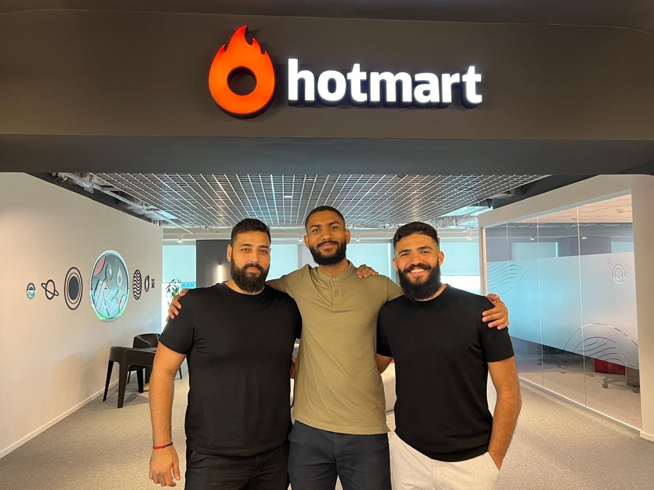 Augusto Rodrigues em grupo diante da identificação Hotmart.