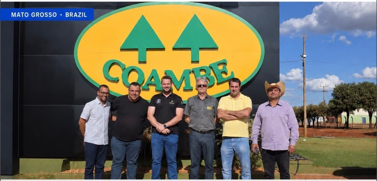 Grupo diante da identificação COAMBE, em Mato Grosso.