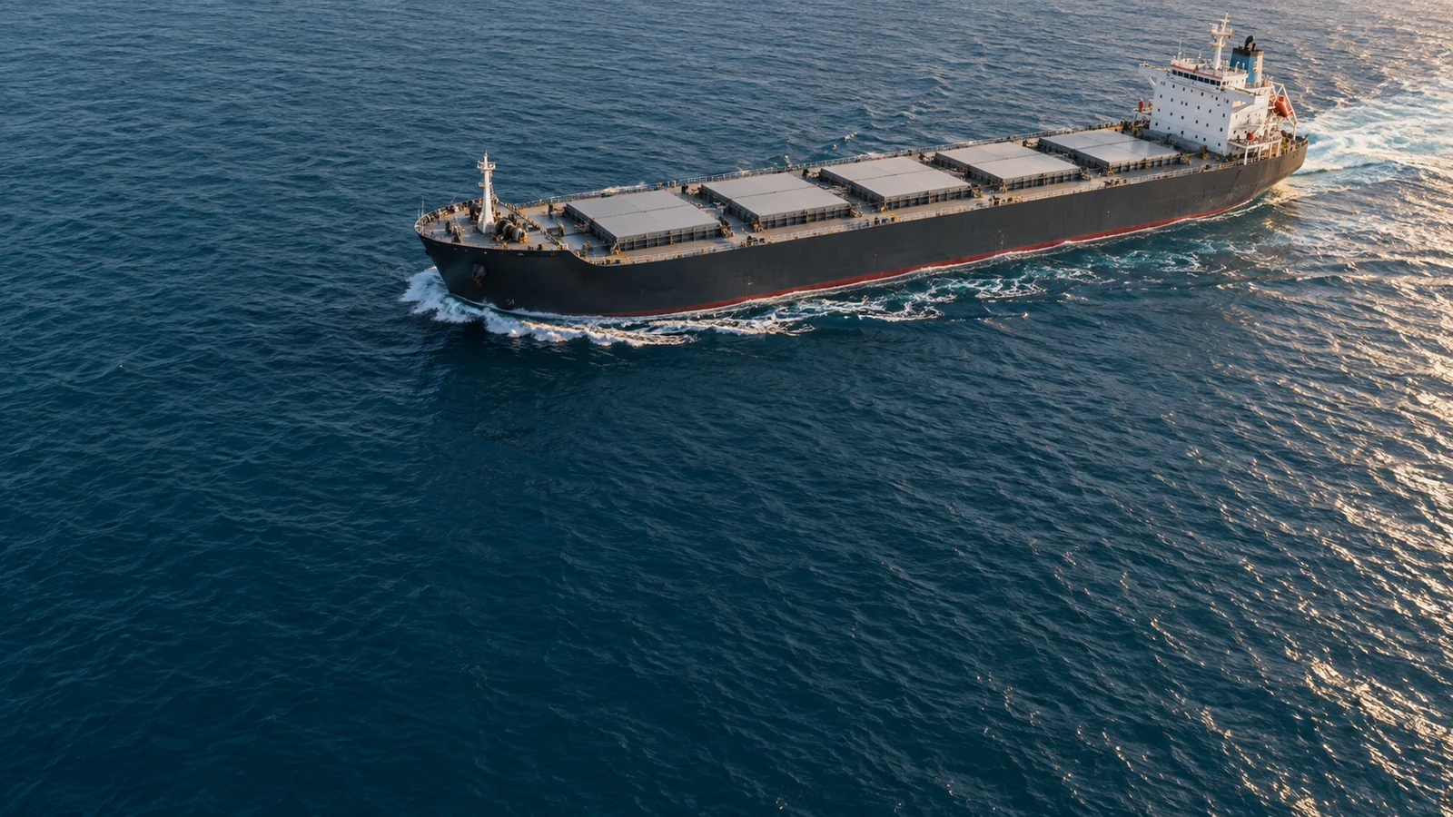 Navio graneleiro em navegação.